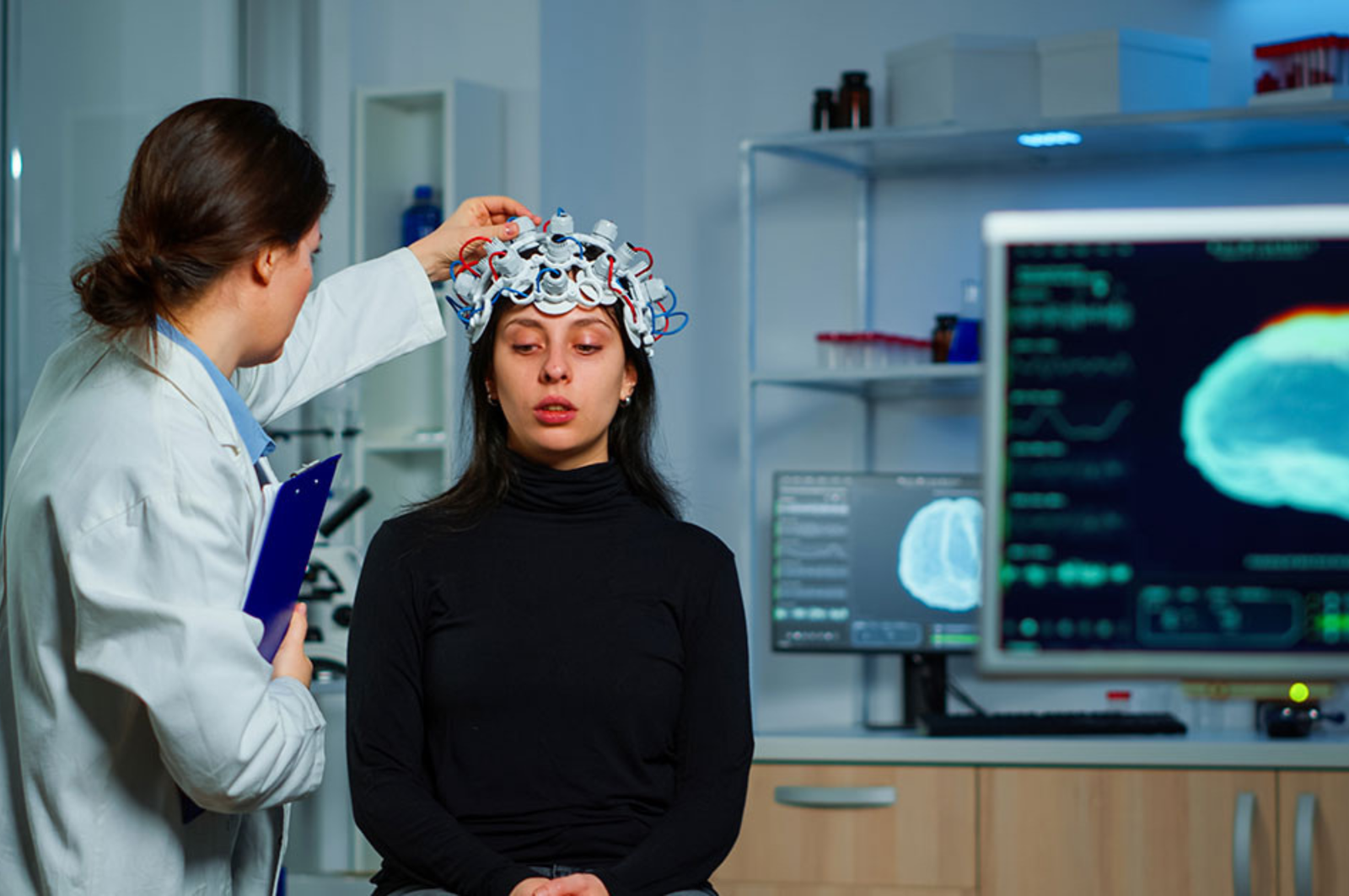 paciente-realizando-exame-de-eeg-eletroencefalograma